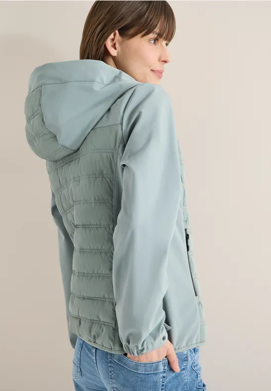 Leichte Softshelljacke mit Steppeinsätzen