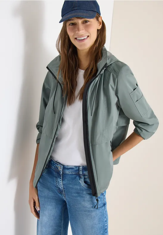 Sportliche Windjacke mit Kapuze und Taschen