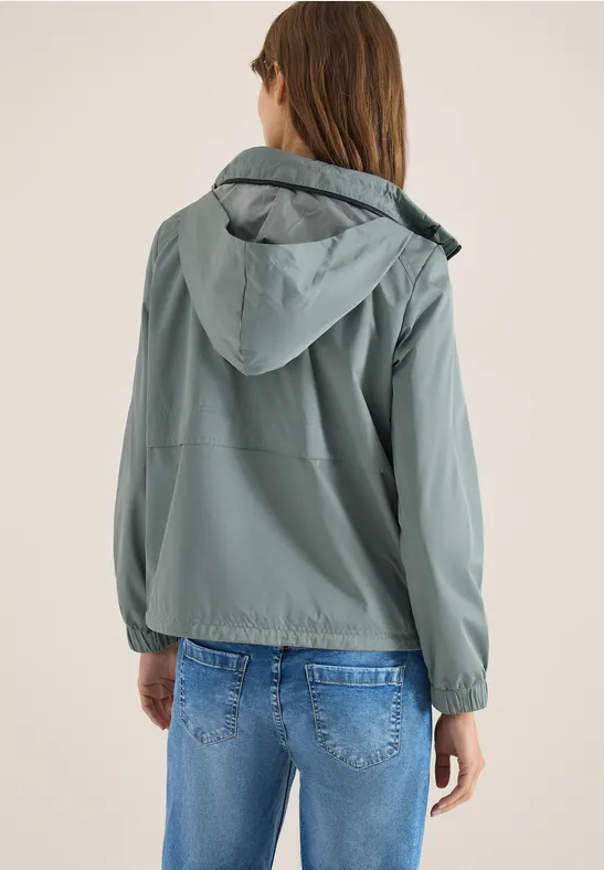 Sportliche Windjacke mit Kapuze und Taschen