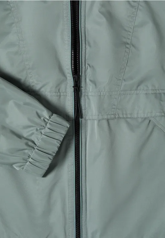 Sportliche Windjacke mit Kapuze und Taschen