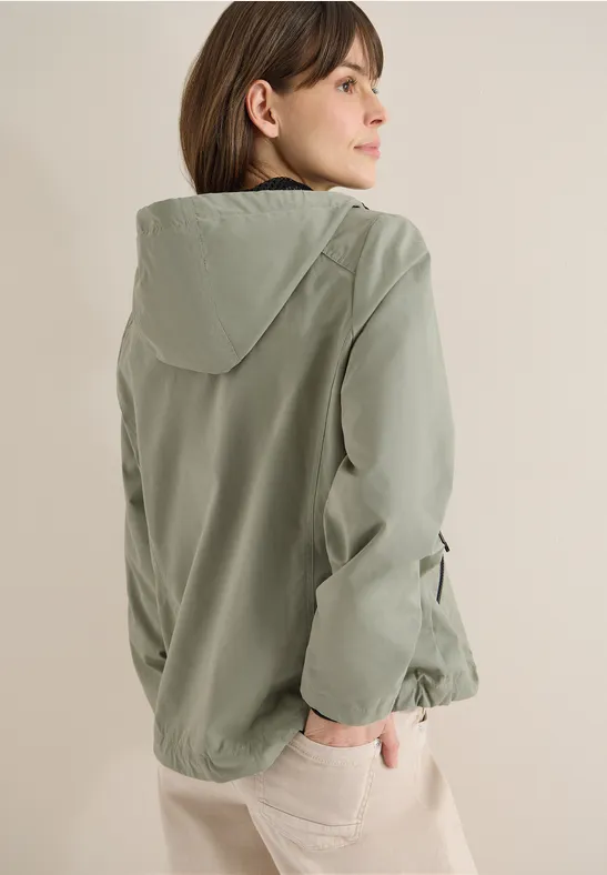 Lässige Kapuzen-Leichtgewichtjacke