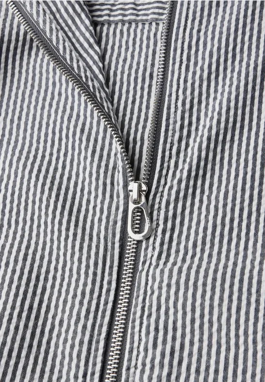 Gestreifte Seersucker-Jacke mit Reißverschluss