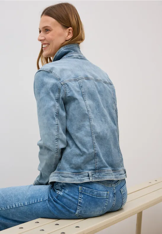 Jeansjacke mit heller Waschung und Taschen
