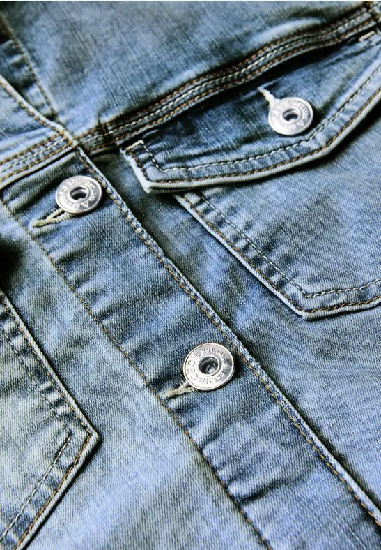 Jeansjacke mit heller Waschung und Taschen
