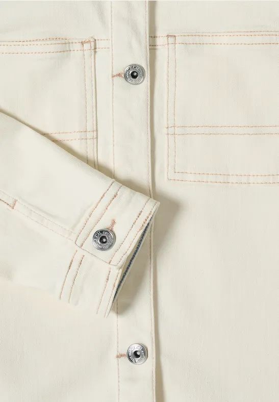 Ecru Jeansjacke mit Brusttaschen