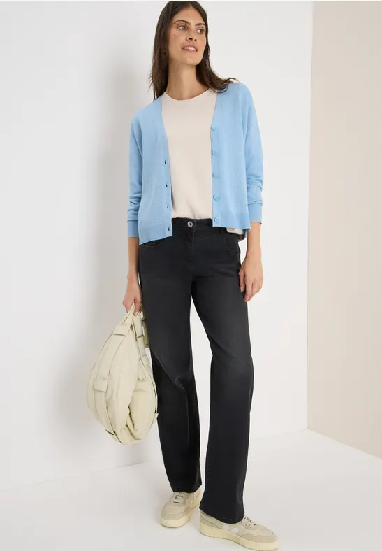 Klassische Strickjacke mit V-Ausschnitt