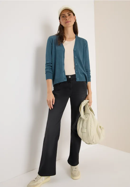Klassische Strickjacke mit V-Ausschnitt