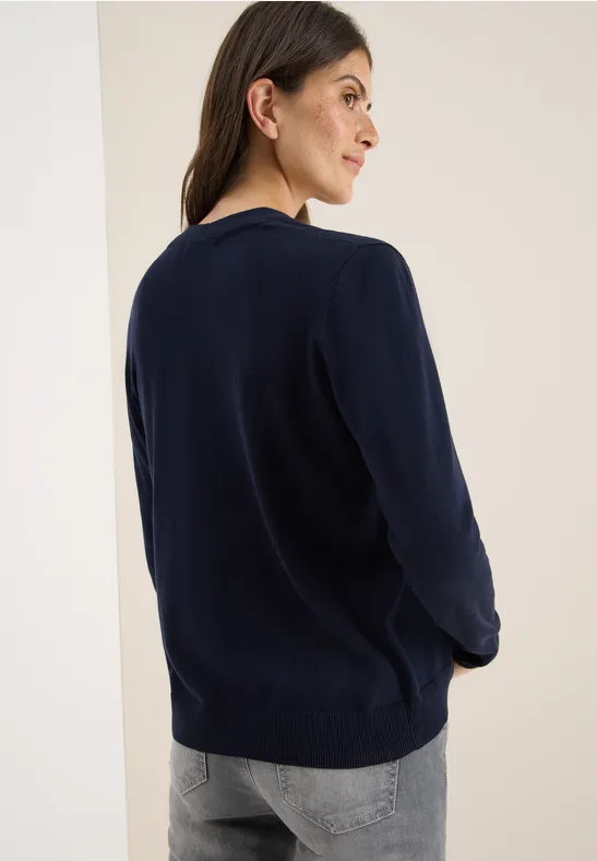 Klassische Strickjacke mit V-Ausschnitt