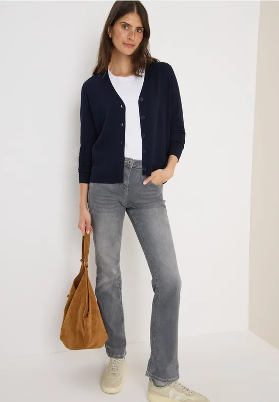 Klassische Strickjacke mit V-Ausschnitt