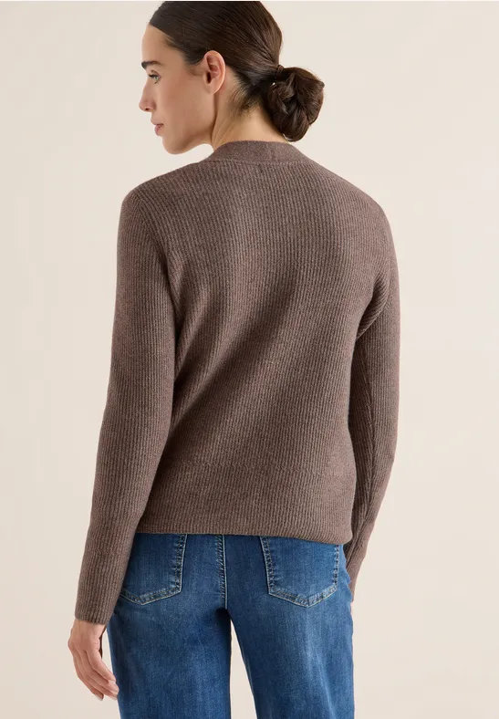 Klassische braune Strickjacke mit Knopfleiste aus Baumwolle