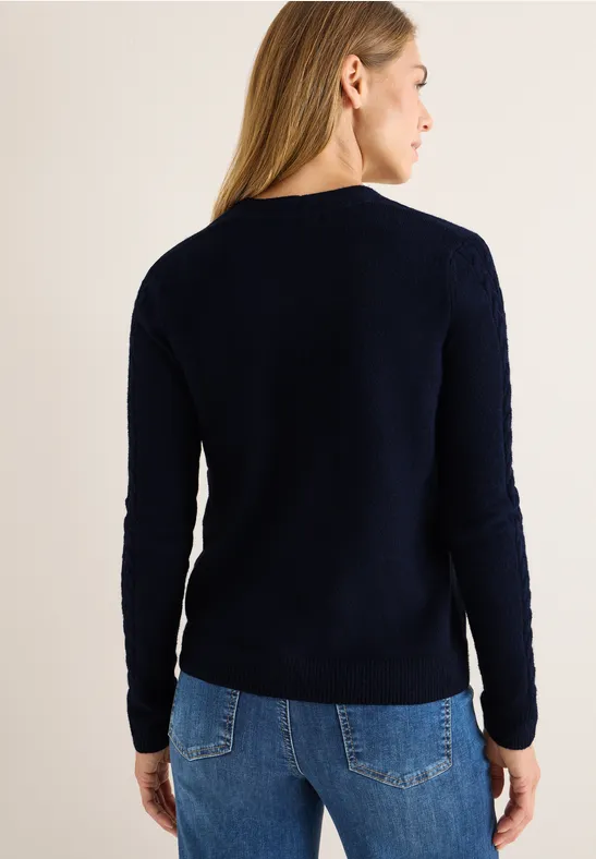 Klassische Strickjacke mit Zopfmuster