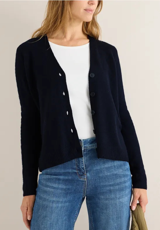 Klassische Strickjacke mit Zopfmuster