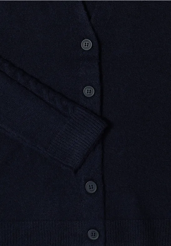 Klassische Strickjacke mit Zopfmuster