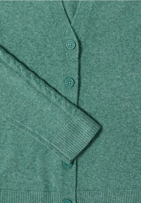 Lässige Strickjacke mit Zopfärmeln