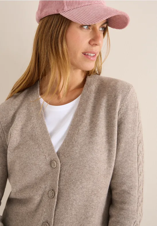 Strickjacke mit Zopfmuster und Knöpfen