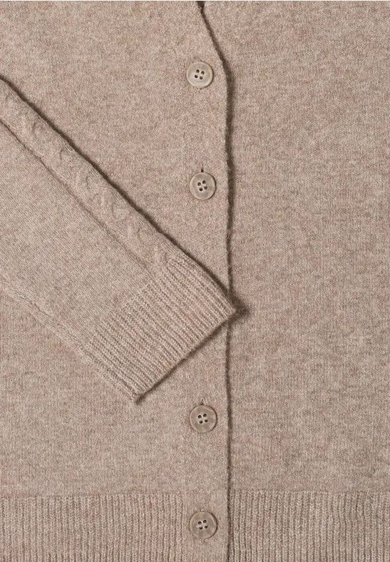Strickjacke mit Zopfmuster und Knöpfen