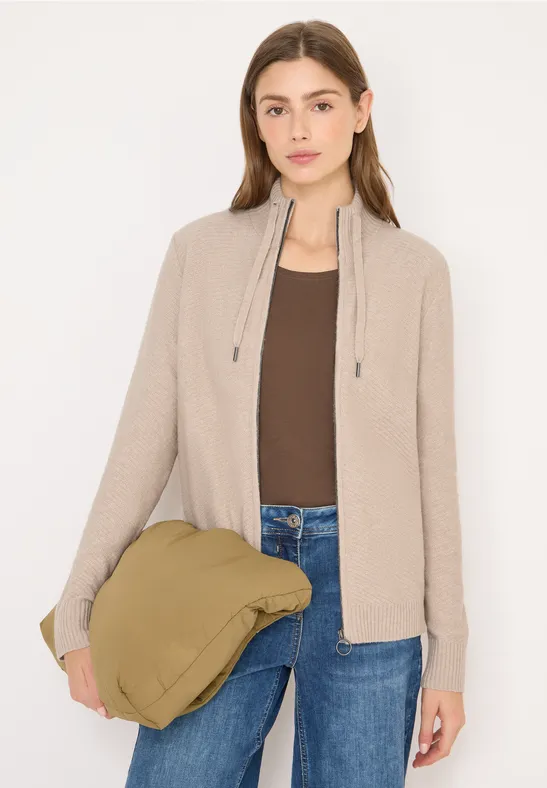 Beigefarbene Strickjacke mit Reißverschluss und Stehkragen