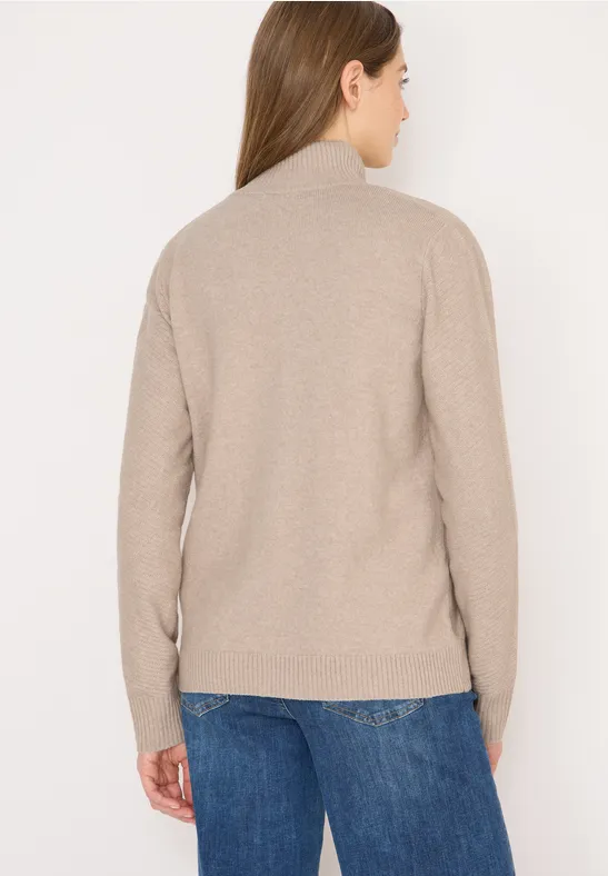 Beigefarbene Strickjacke mit Reißverschluss und Stehkragen
