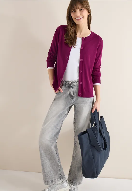 Klassische Strickjacke mit Knopfleiste