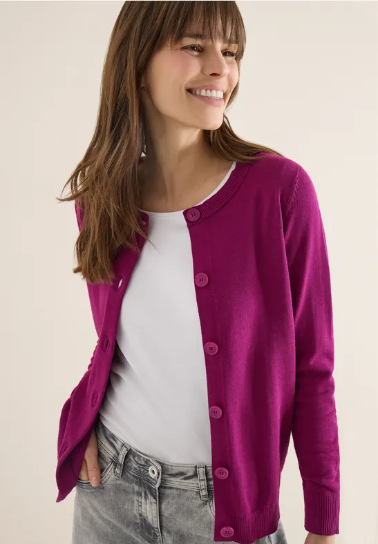 Klassische Strickjacke mit Knopfleiste