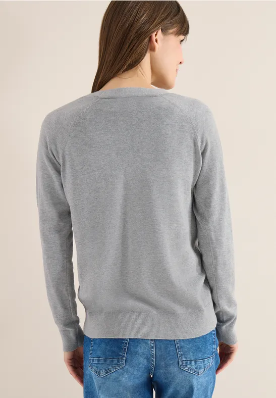Klassische Strickjacke mit V-Ausschnitt und Knöpfen