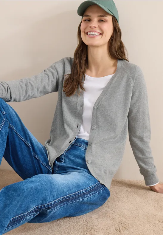Klassische Strickjacke mit V-Ausschnitt und Knöpfen