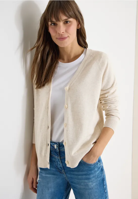 Klassische Strickjacke mit V-Ausschnitt