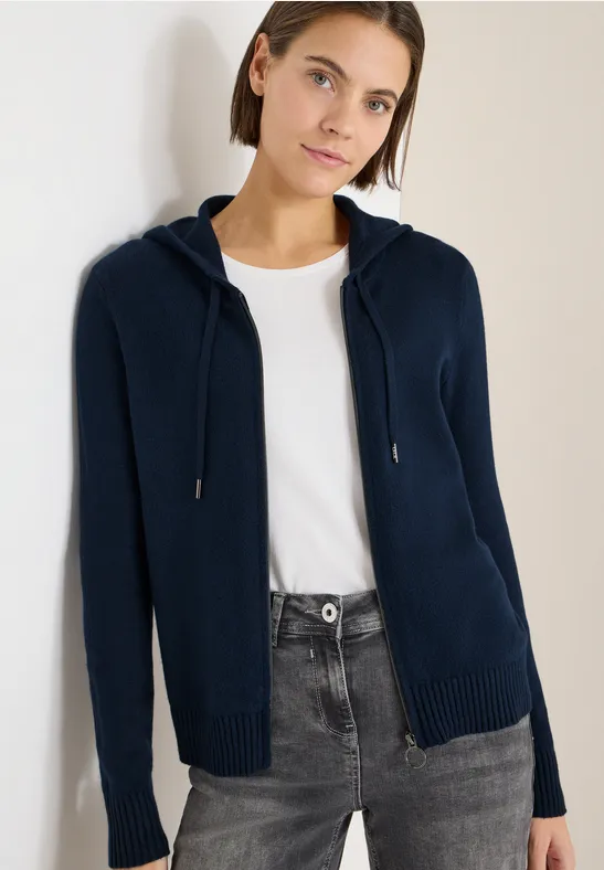 Gemütliche Strickjacke mit Kapuze und Reißverschluss