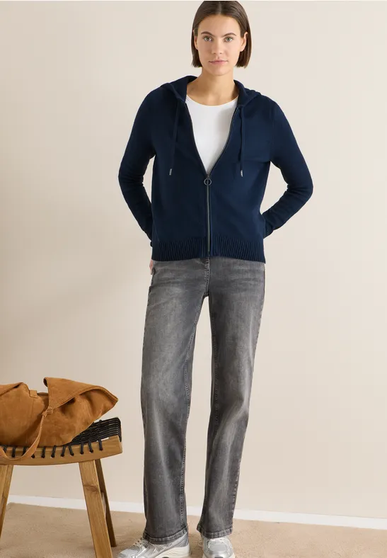 Gemütliche Strickjacke mit Kapuze und Reißverschluss