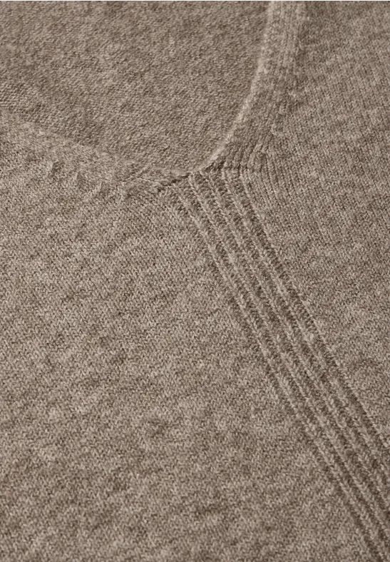 Feinstrickpullover mit V-Ausschnitt