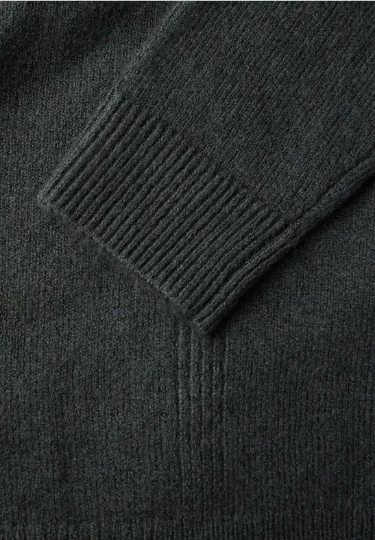 Klassischer Feinstrickpullover mit V-Ausschnitt