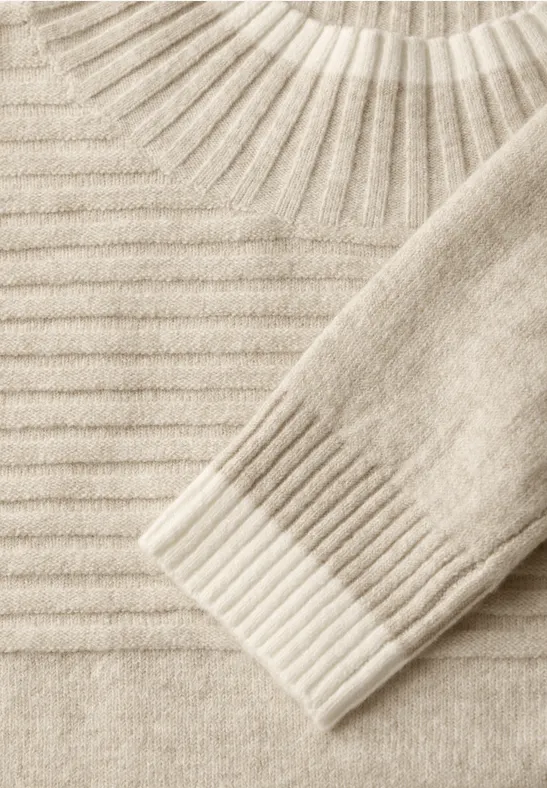 Gerippter Strickpullover mit Rollkragen