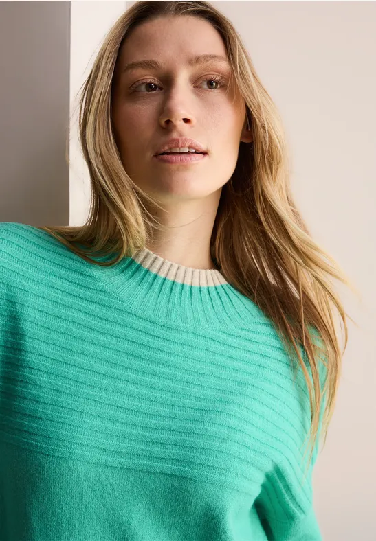 Strukturierter Strickpullover mit Kontrastbesatz