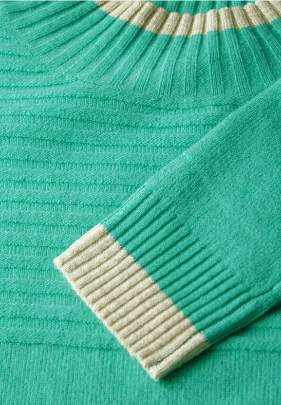 Strukturierter Strickpullover mit Kontrastbesatz
