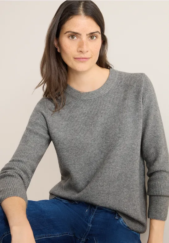 Gerippter Strickpullover mit Rundhalsausschnitt