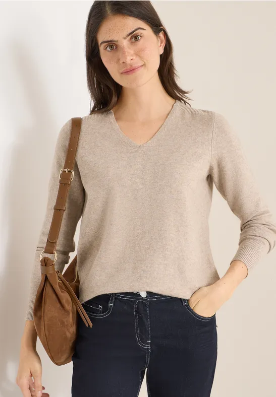Kuscheliger Strickpullover mit V-Ausschnitt