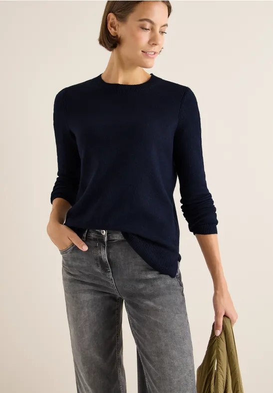 Klassischer marineblauer Pullover mit Rundhalsausschnitt