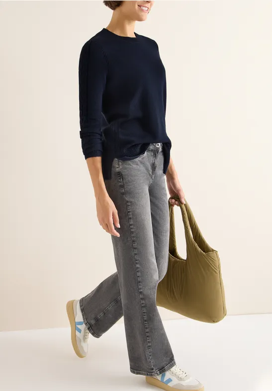 Klassischer marineblauer Pullover mit Rundhalsausschnitt