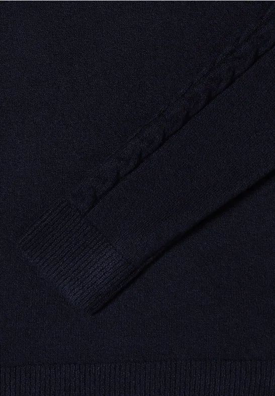 Klassischer marineblauer Pullover mit Rundhalsausschnitt