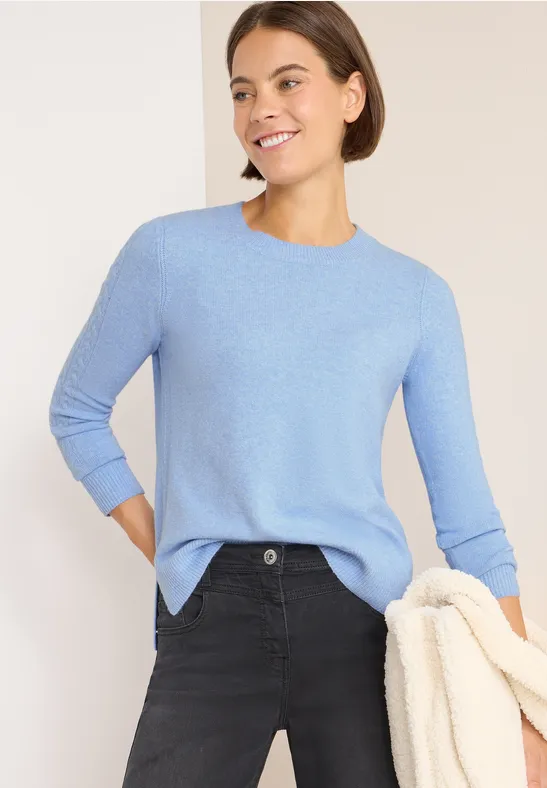 Klassischer marineblauer Pullover mit Rundhalsausschnitt