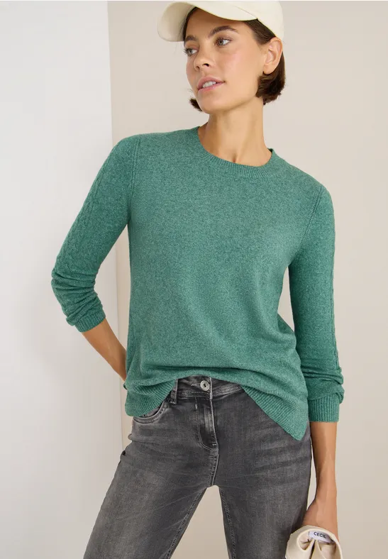 Grüner Strickpullover mit Zopfärmeln