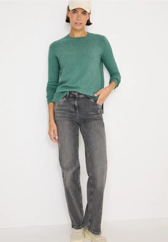 Grüner Strickpullover mit Zopfärmeln