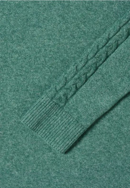 Grüner Strickpullover mit Zopfärmeln