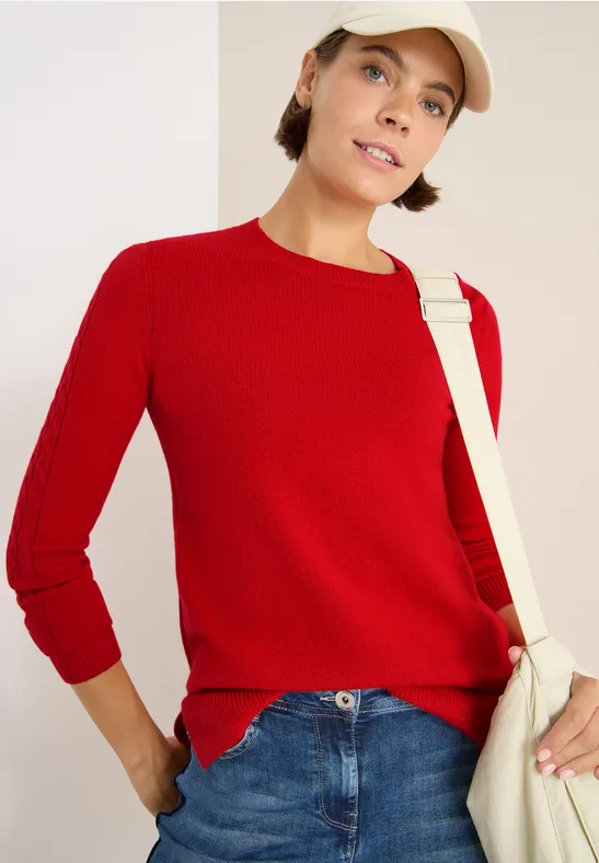 Rundhals-Pullover mit Zopfstrickärmeln