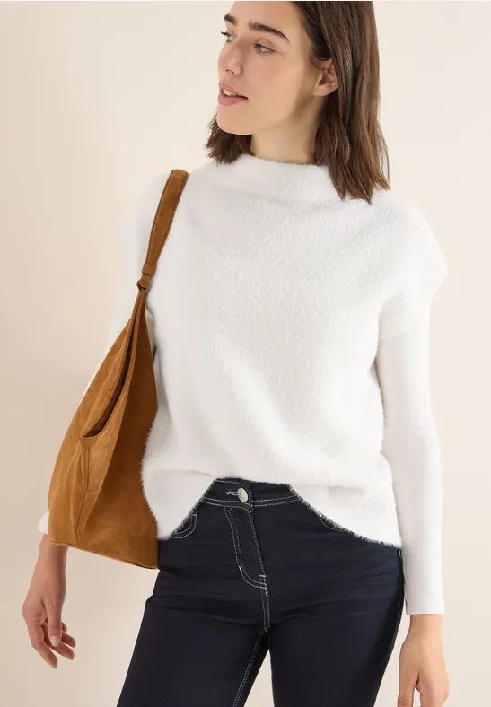 Flauschiger Strickpullover mit Stehkragen