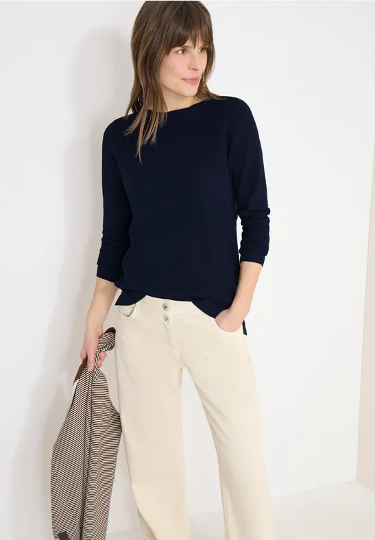Klassischer Feinstrickpullover mit U-Boot-Ausschnitt