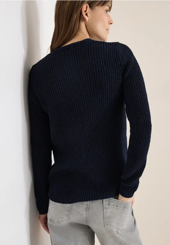 Klassischer Feinstrickpullover mit U-Boot-Ausschnitt