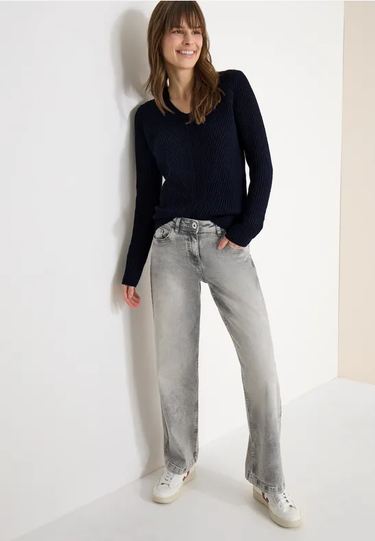 Klassischer Feinstrickpullover mit U-Boot-Ausschnitt