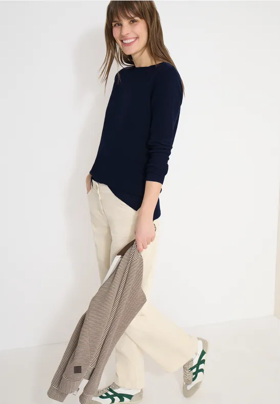 Klassischer Feinstrickpullover mit U-Boot-Ausschnitt