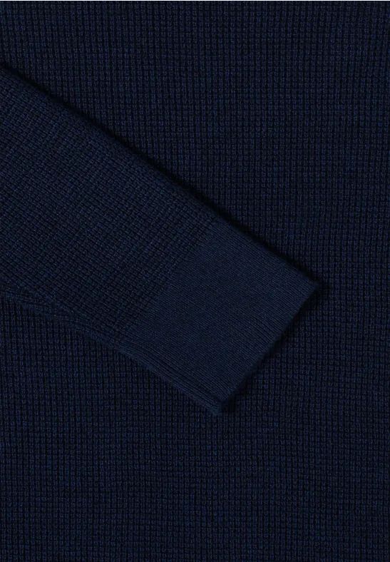 Klassischer Feinstrickpullover mit U-Boot-Ausschnitt